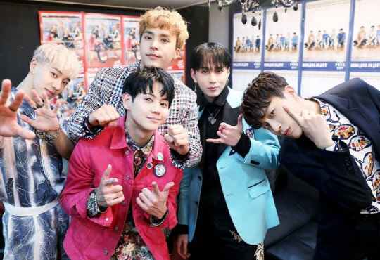 그룹 하이라이트(이기광(왼쪽부터), 손동운, 양요섭, 용준형, 윤두준)가 국내 음원 사이트 주간차트 1위에 올라서며 비스트때의 인기를 이어갔다. <어라운드어스 엔터테인먼트 제공>